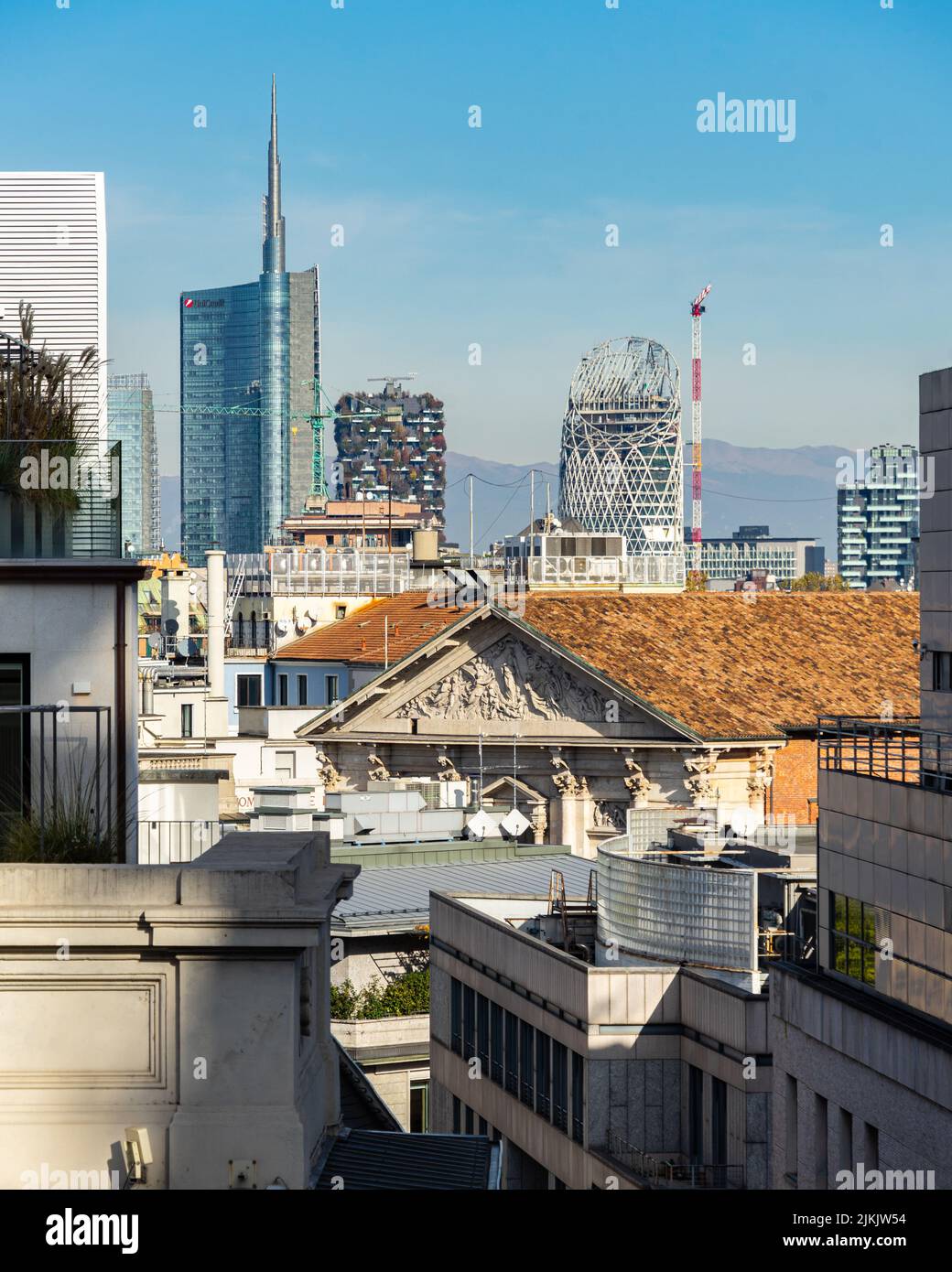 Horizon du quartier financier de Milan avec les Alpes en arrière-plan, vue depuis le toit de la cathédrale de Milan, en Italie Banque D'Images