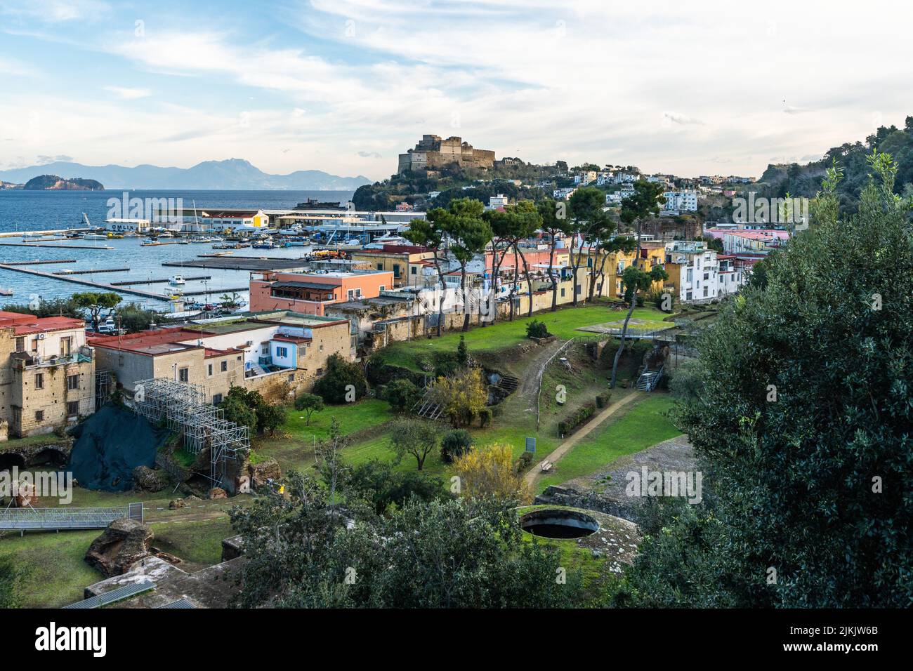 Vue sur le parc archéologique de Baiae situé sur le golfe pittoresque de Naples, la région de Campanie, en Italie Banque D'Images