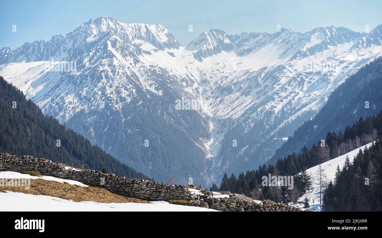 Un magnifique paysage de montagnes Alpen le matin Banque D'Images