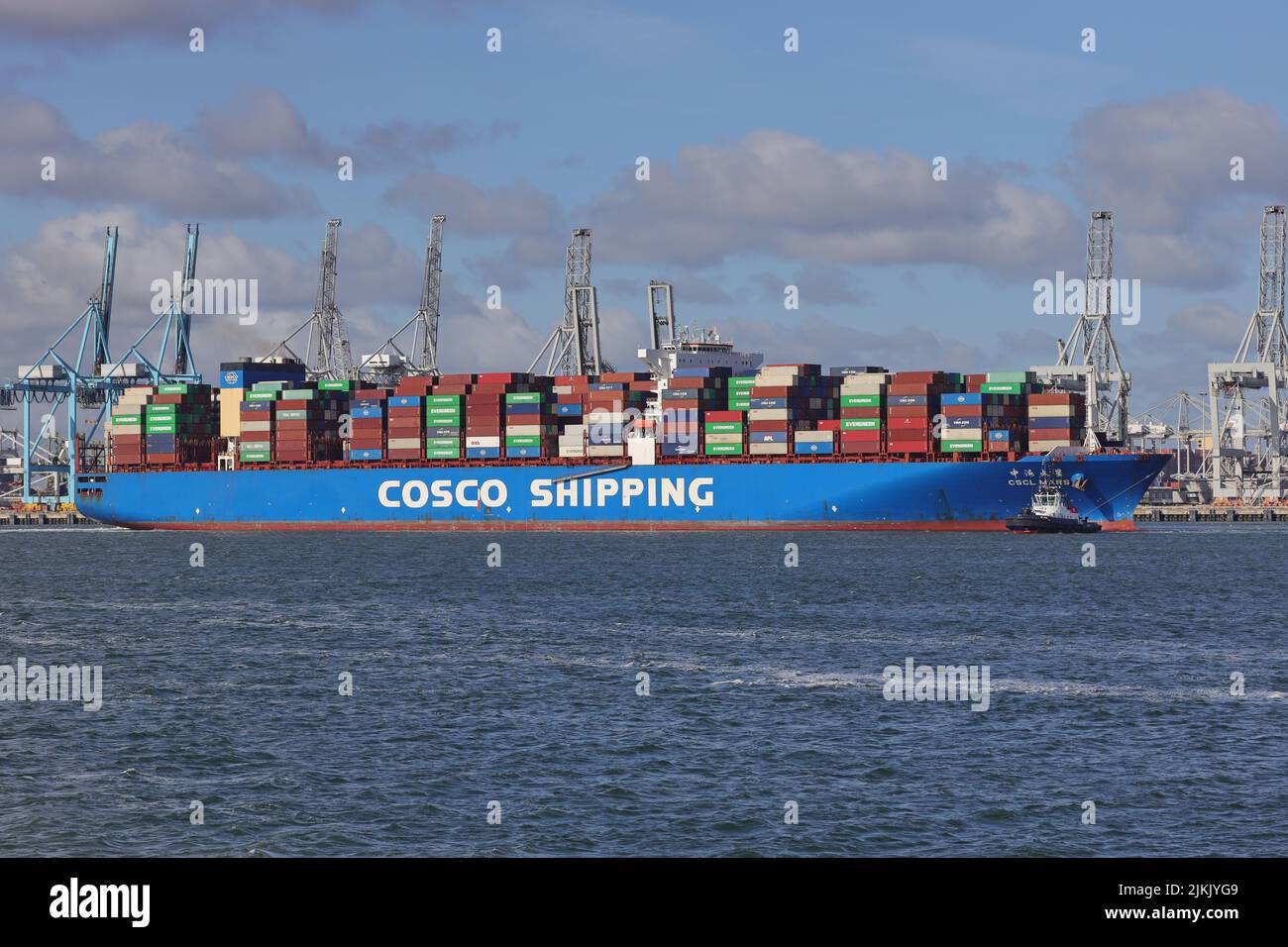 Le navire à conteneurs CSCL Mars quitte le port de Rotterdam sur 28 mai 2022. Banque D'Images