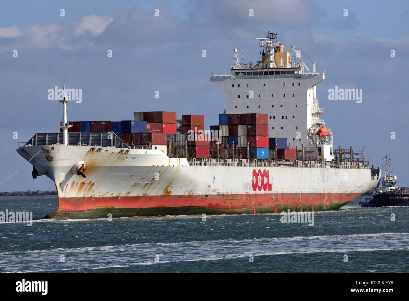 Le navire à conteneurs OOCL Kobe arrive dans le port de Rotterdam sur 28 mai 2022. Banque D'Images