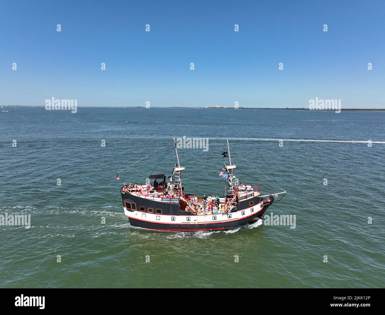 An aerial view of yacht on the water and green islands Banque D'Images
