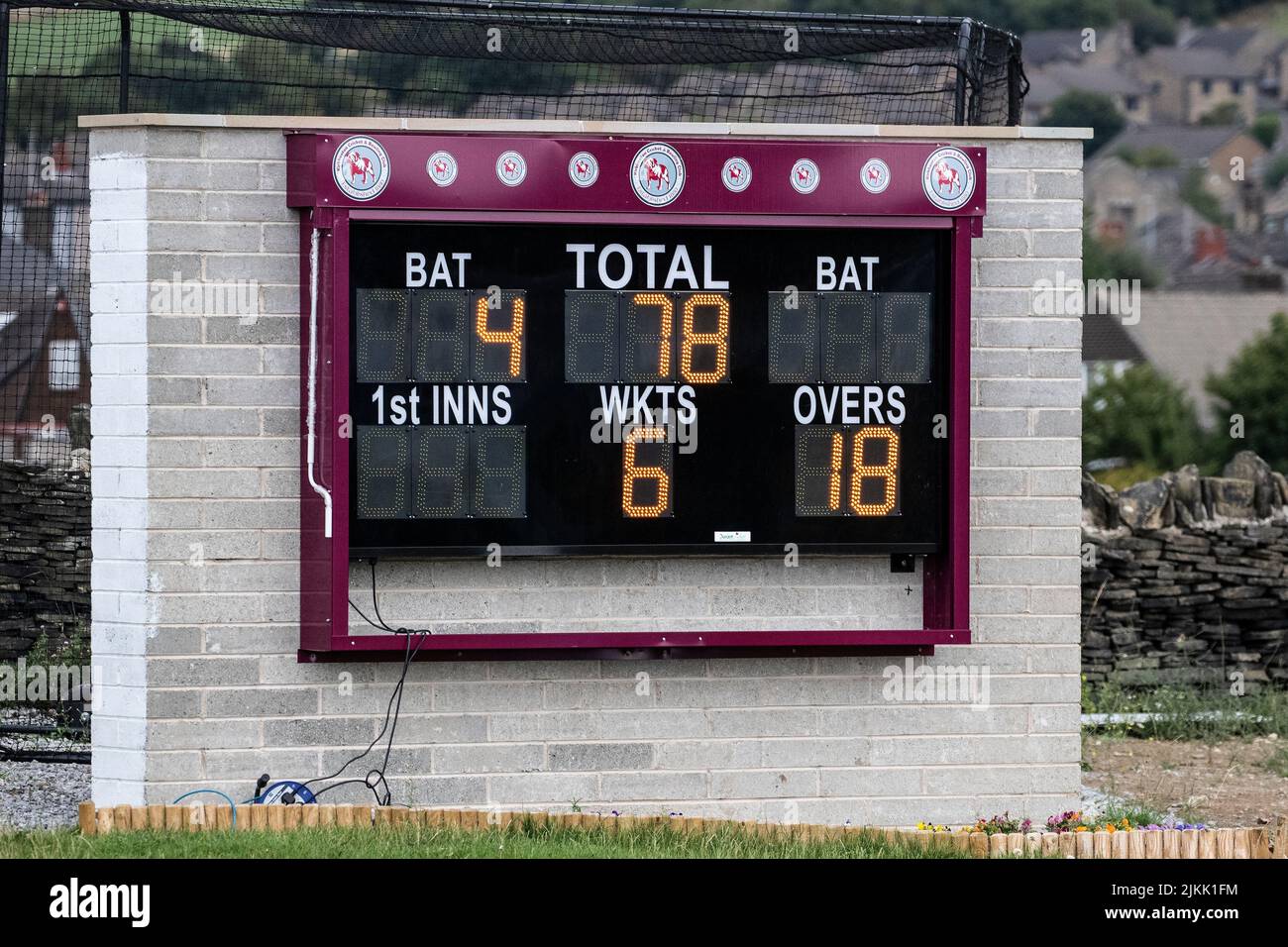 Un tableau de bord de cricket à affichage numérique électronique montrant des scores, des lickets et des overs lors d'un match de village local à Kirkheaton, dans le West Yorkshire, au Royaume-Uni Banque D'Images