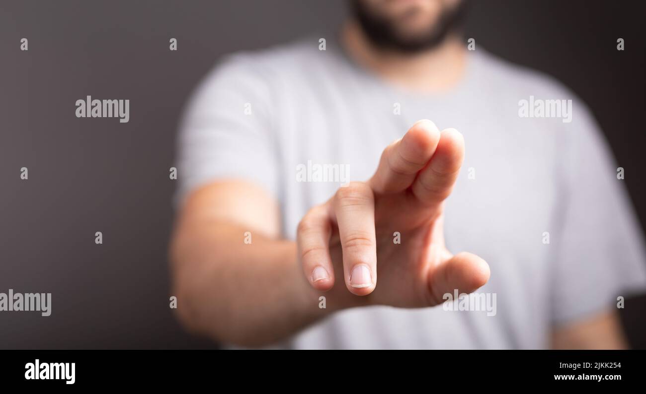 Une personne sur un arrière-plan flou pointant ses doigts Banque D'Images