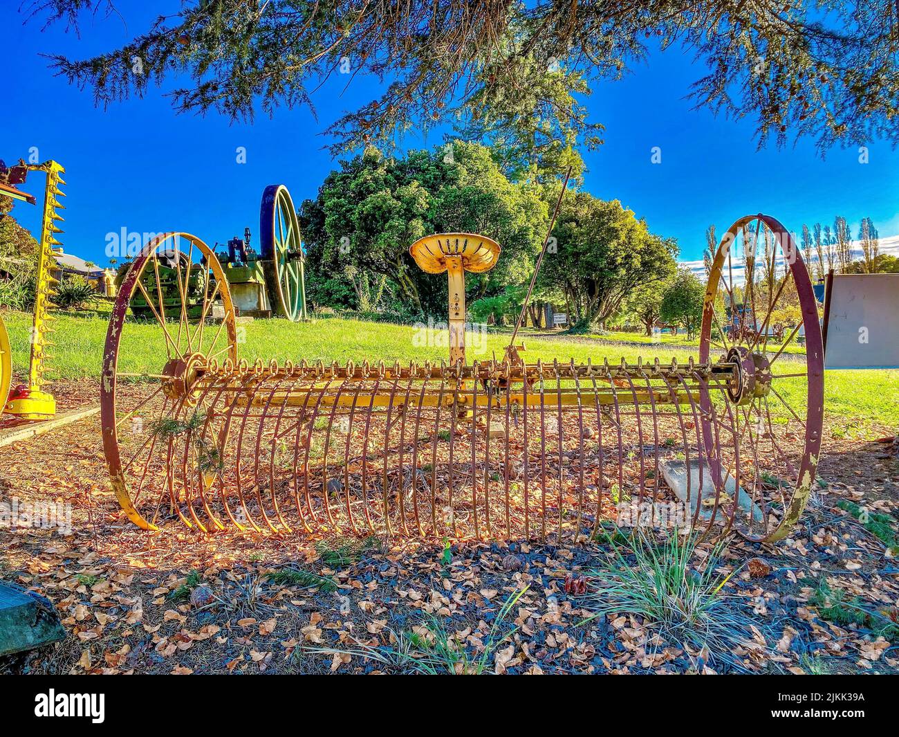 Un vieux matériel agricole exposé devant le musée de l'histoire à Glen Innes, en Australie Banque D'Images