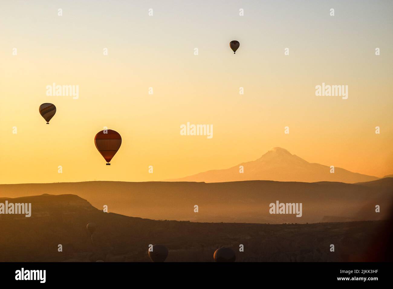 A beautiful shot of hot air balloons in the sky of Turkey's Cappadocia during sunset Banque D'Images