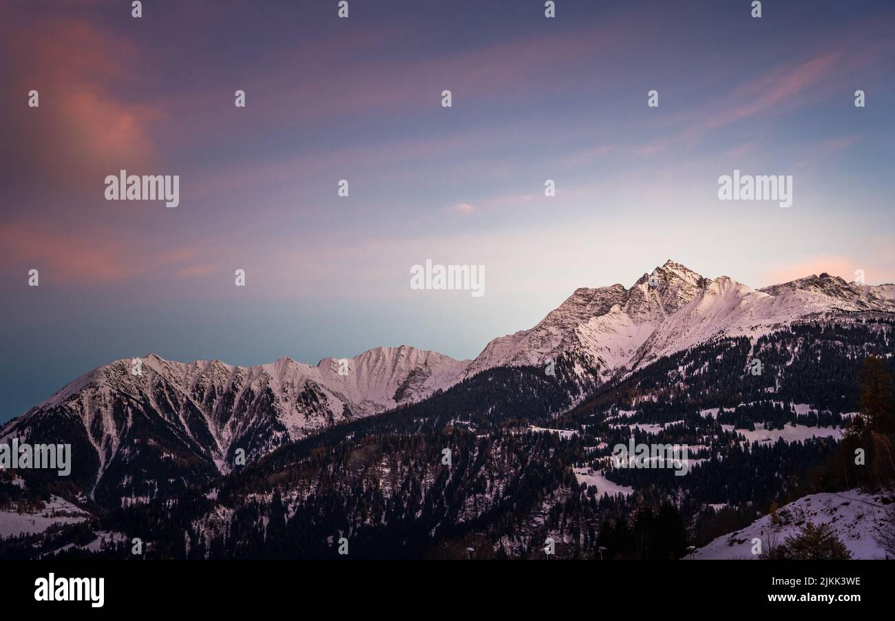 Une photo des montagnes enneigées de Falera, une municipalité de la région de Surselva, en Suisse Banque D'Images