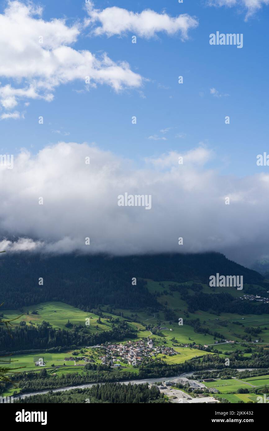 Une photo verticale de la brume et des montagnes à Falera, une municipalité de la région de Surselva, en Suisse Banque D'Images