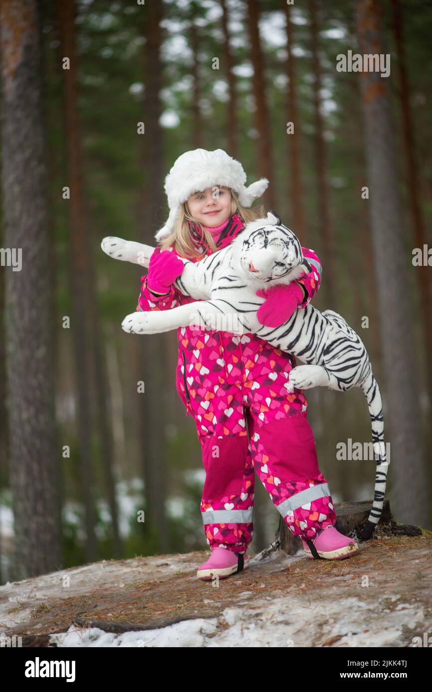 Une verticale d'un enfant letton tenant un jouet tigre Banque D'Images
