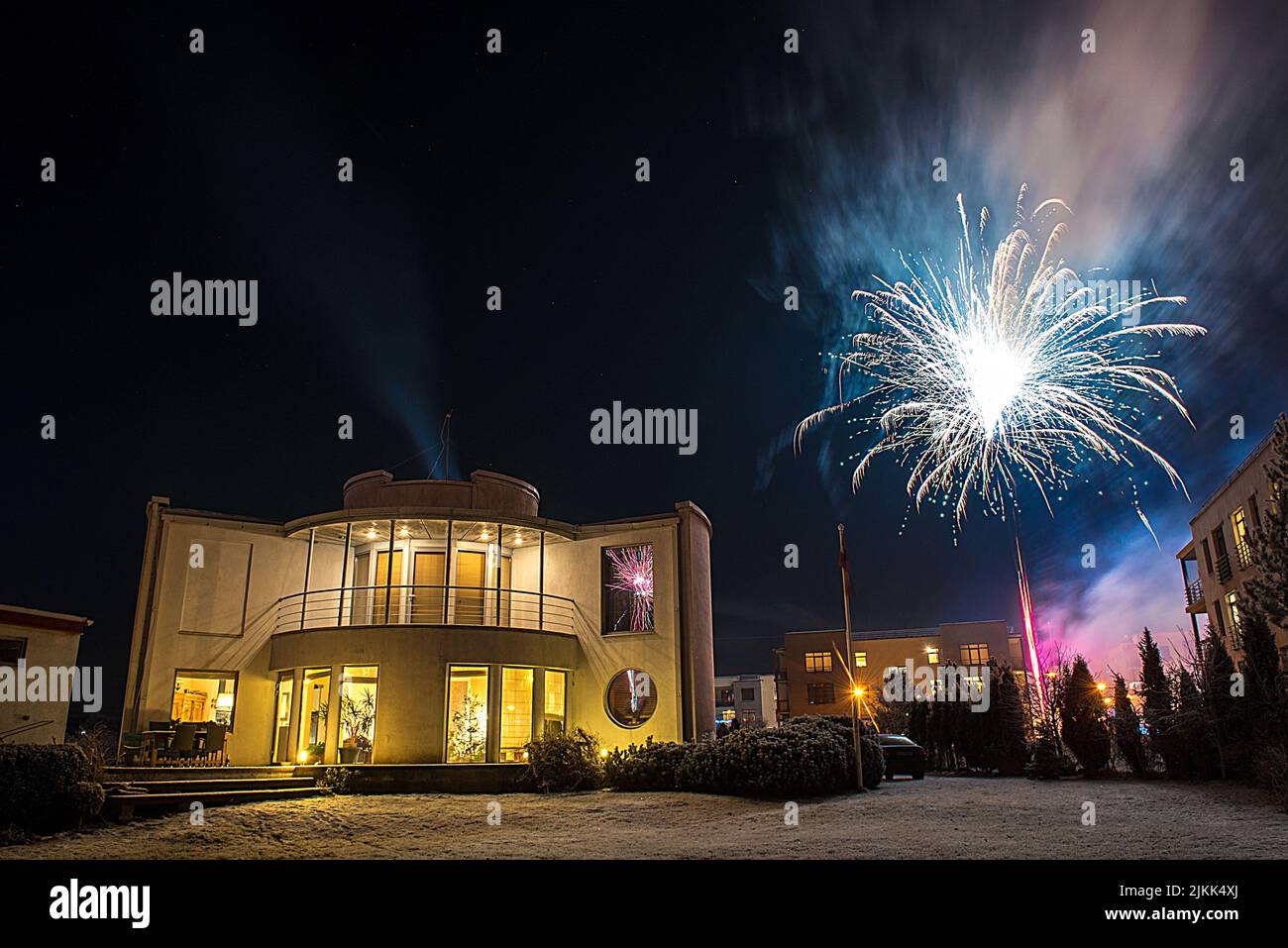 Un magnifique feu d'artifice dans le ciel sombre de Riga, Lettonie pendant le nouvel an Banque D'Images