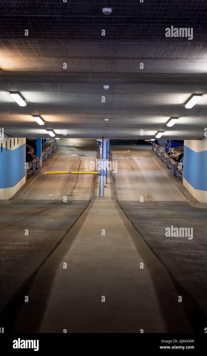 Une photo verticale d'un parking souterrain la nuit Banque D'Images