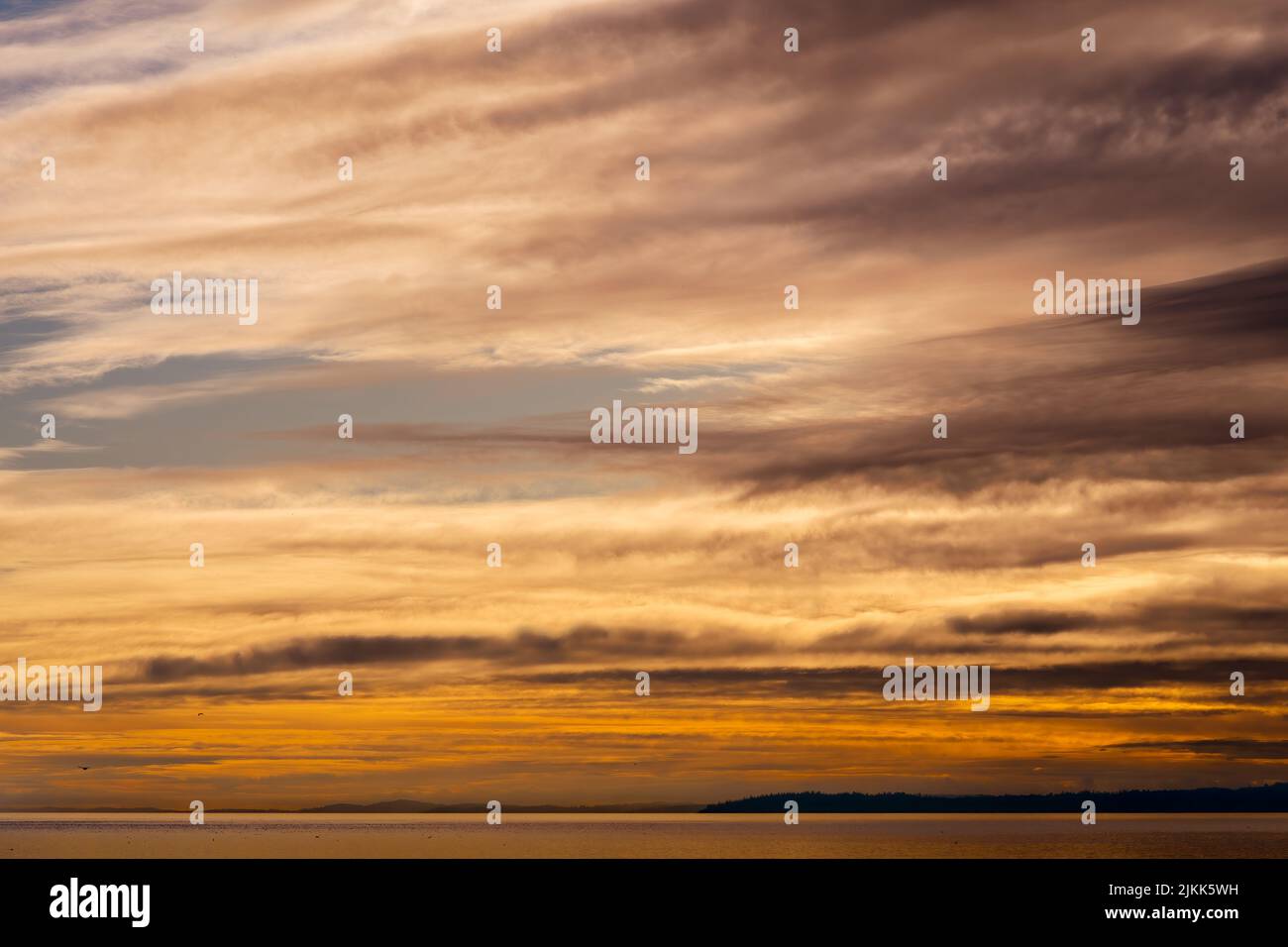 A colorful cloudscape during sunset over the ocean in Whidbey island Banque D'Images