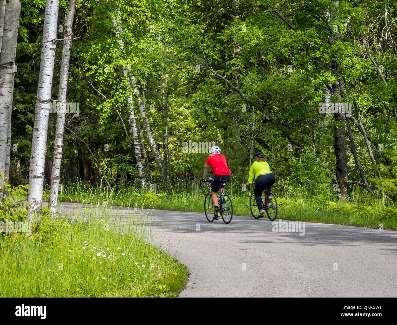 Couple à vélo dans Peninsula State Park, dans le comté de Door, Wisconsin, États-Unis Banque D'Images