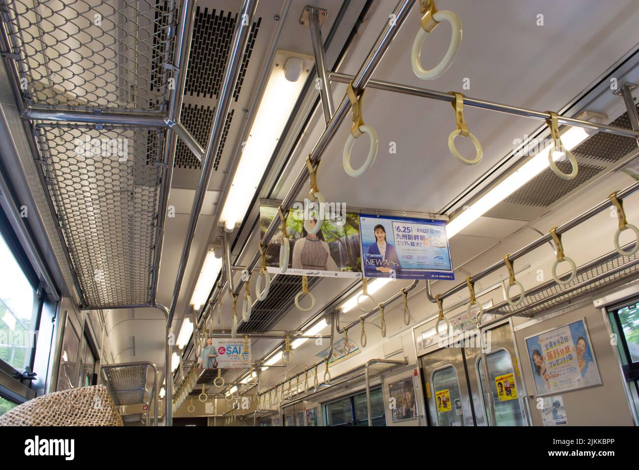 Intérieur du plafond des trains japonais - poignées - lumières - trajet en campagne Banque D'Images