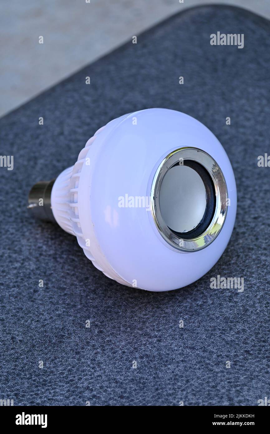 gros plan de l'ampoule à led blanche grise sur un fond gris non focus. Banque D'Images