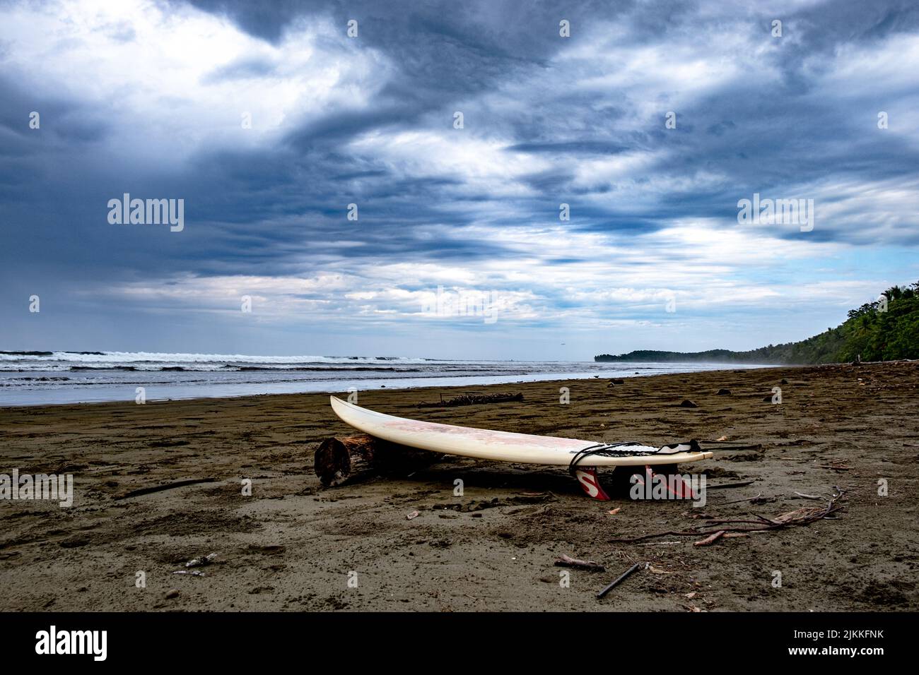 Une belle photo d'une planche de surf sur la plage d'Uvita au Costa Rica Banque D'Images