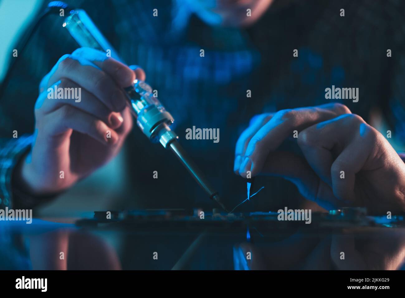 soudure d'ingénieur d'enseignement électronique de technologie Banque D'Images