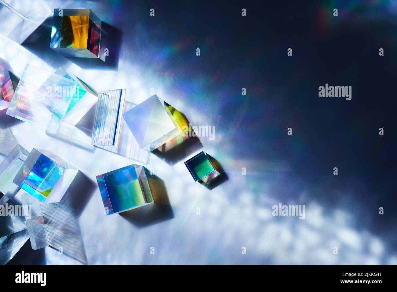 Les figures géométriques prismes avec la diffraction de la lumière des couleurs du spectre et la réflexion avec la lumière tendance Banque D'Images
