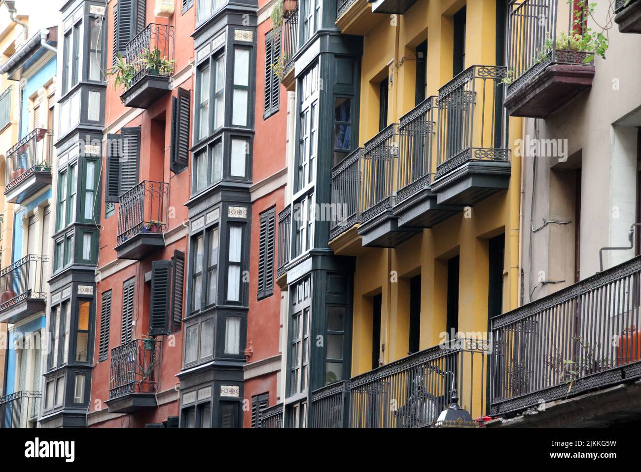 Façades modernes colorées et balcons des bâtiments de Bilbao Banque D'Images