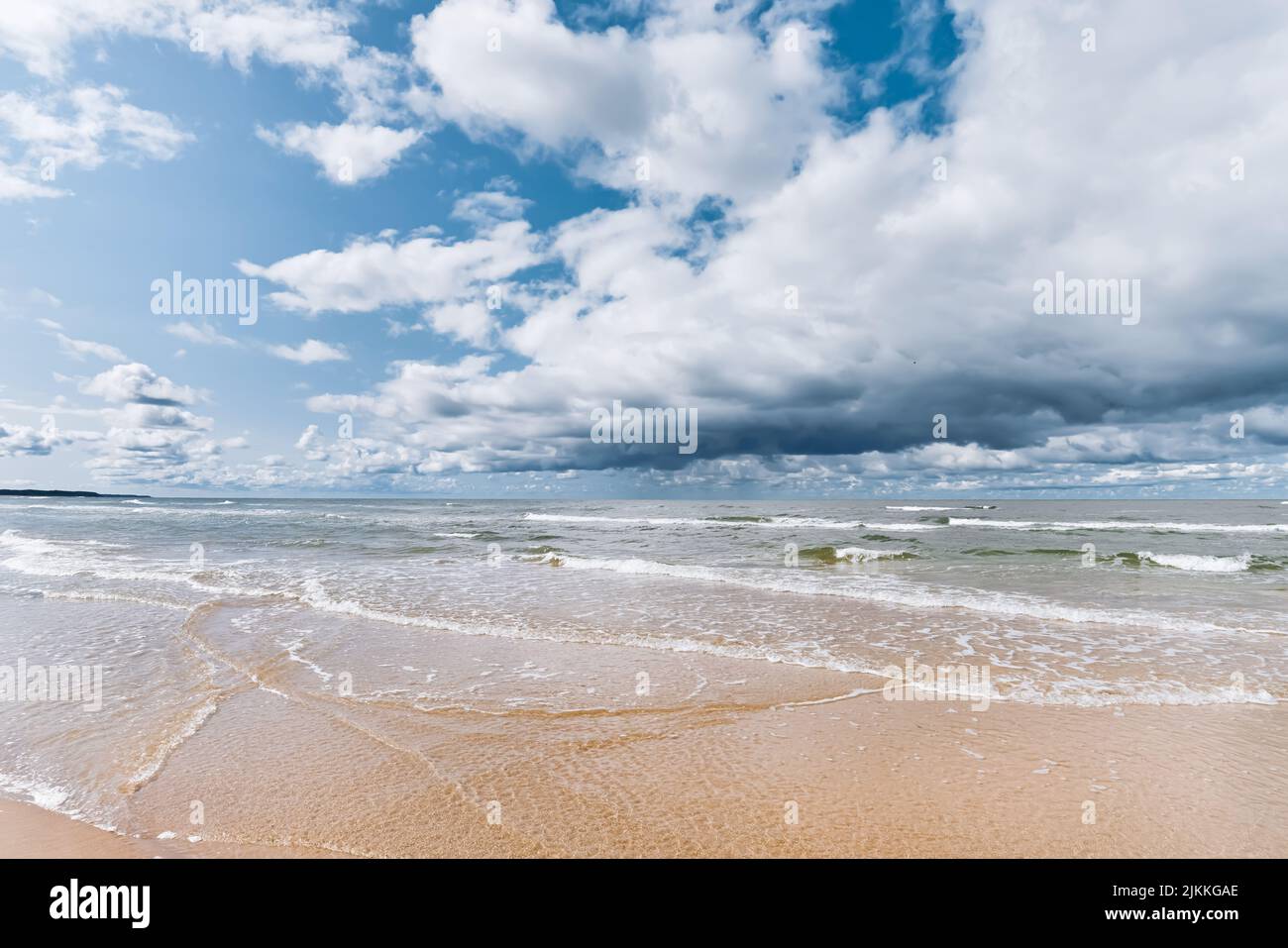 Magnifique paysage marin d'été avec un ciel nuageux, et un temps venteux sur la mer Baltique. Lettonie, Ventspils. Banque D'Images