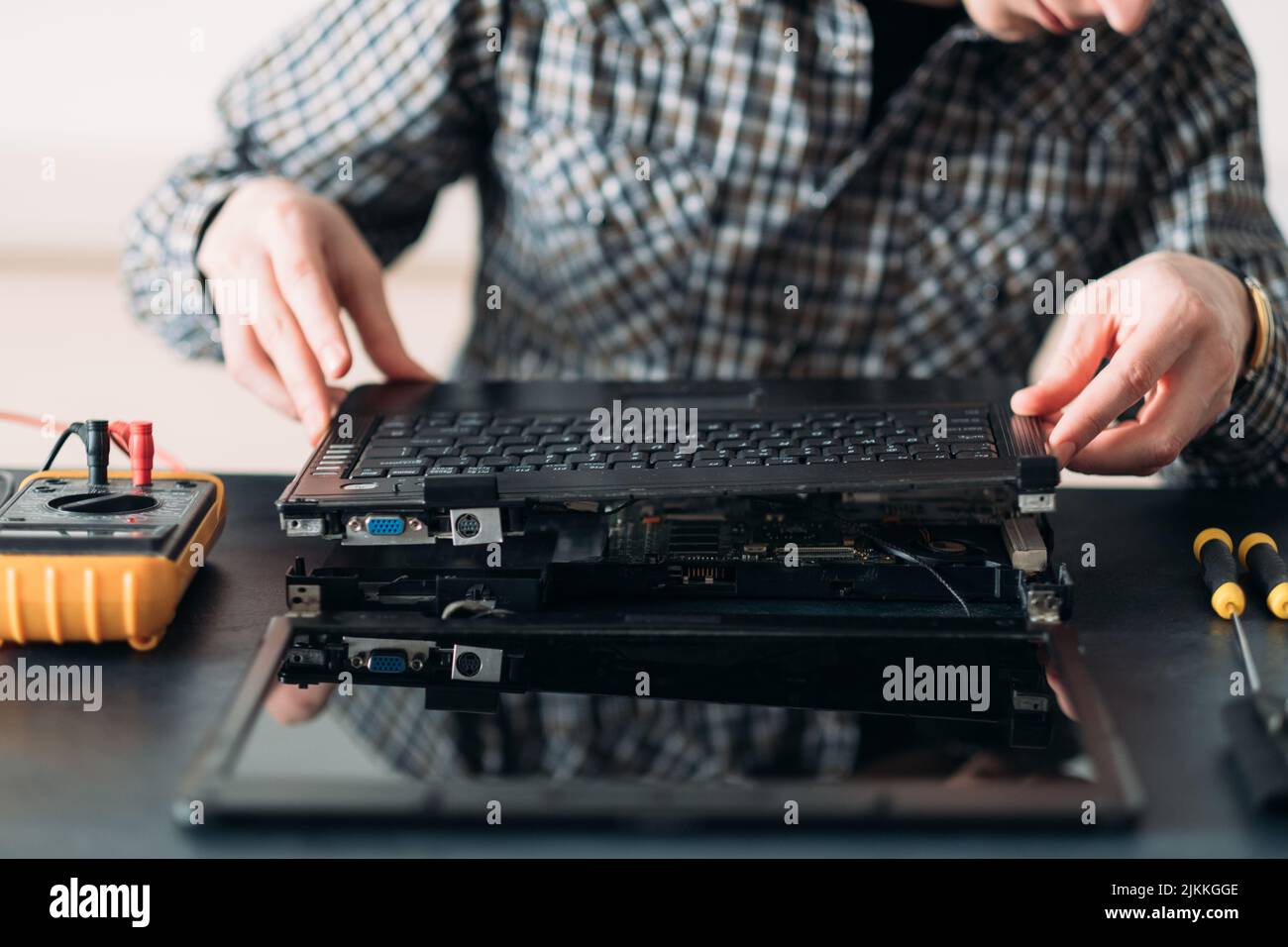 ingénieur en technologie, formation, ordinateur portable démonté Banque D'Images
