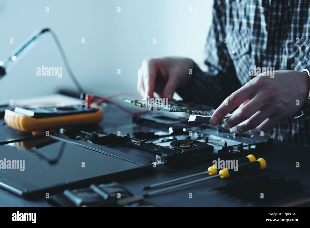 ordinateur portable ingénieur en technologie de mise à niveau informatique Banque D'Images