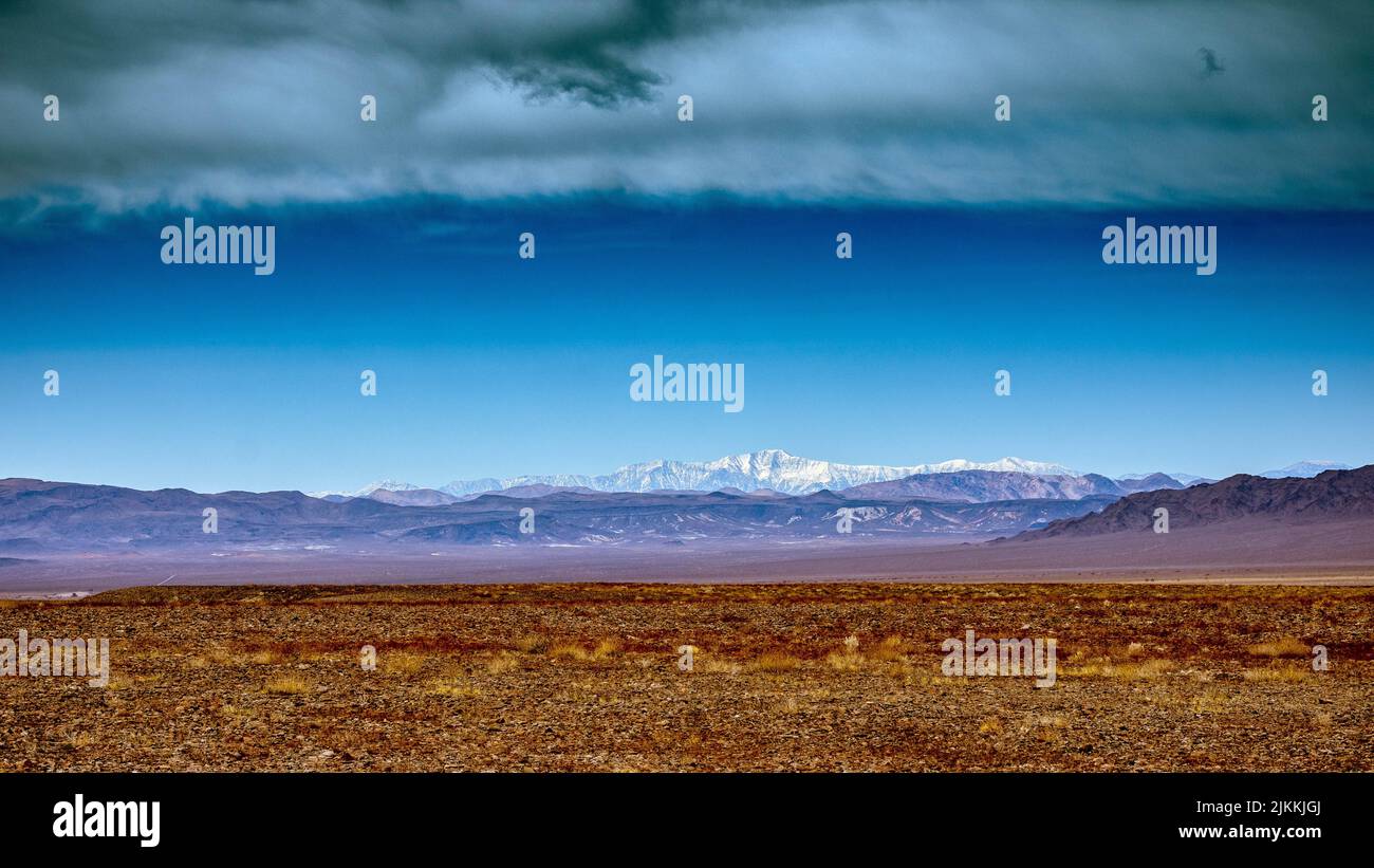Une journée ensoleillée avec un ciel orageux au-dessus de la Vallée de la mort en Californie Banque D'Images