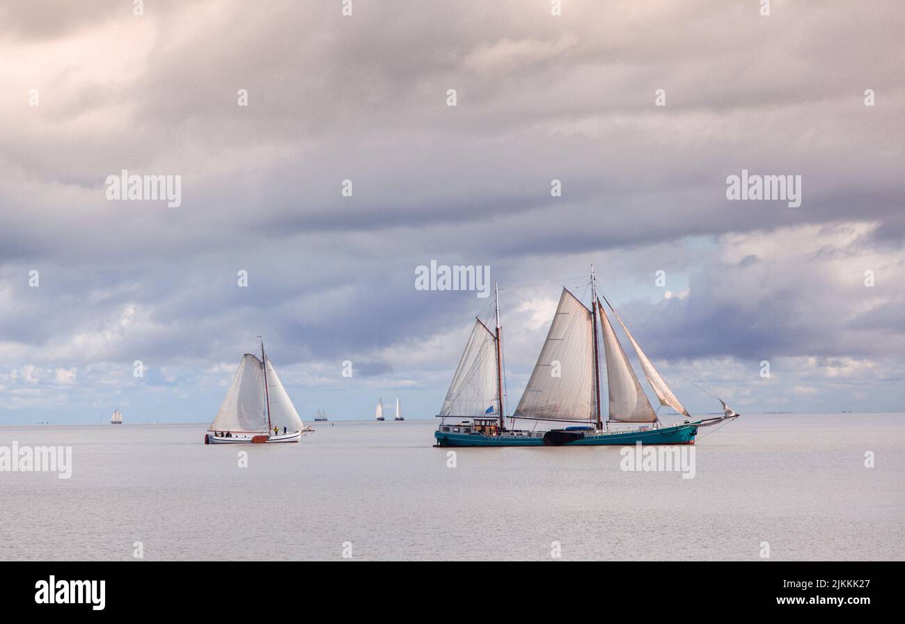 Une belle photo de voiles-navires naviguant sur le lac Markermeer contre le ciel nuageux pendant la journée, Volendam, pays-Bas Banque D'Images
