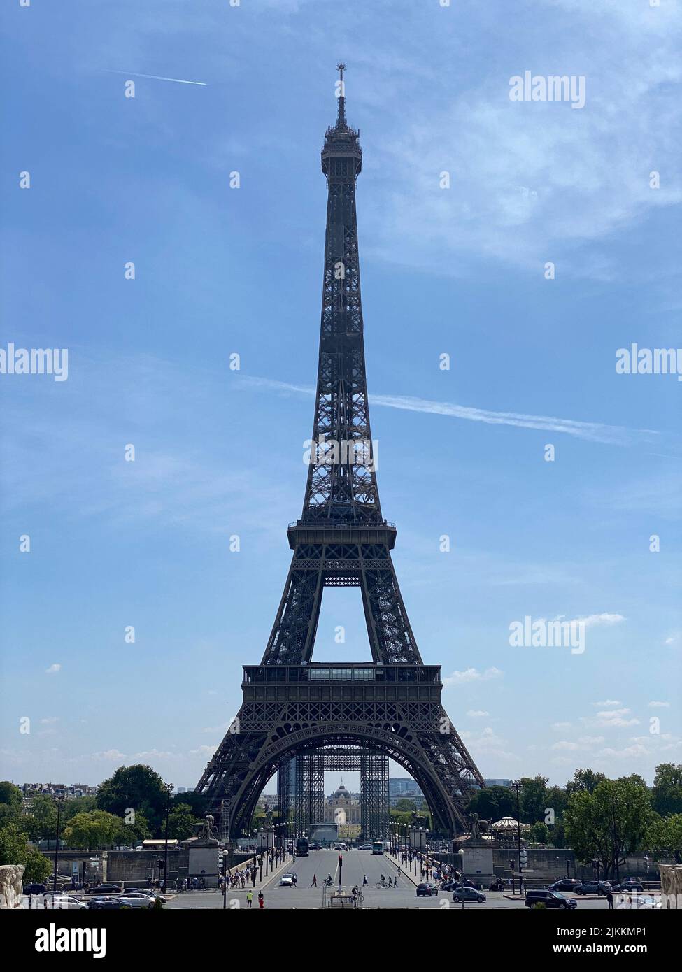 Une photo verticale de la Tour Eiffel contre le ciel bleu. Paris, France. Banque D'Images