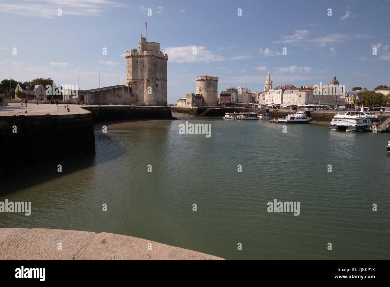 Vue sur le port avec des bateaux flottants en arrière-plan de la tour de la Rochelle Banque D'Images