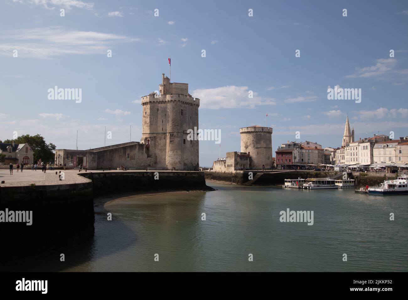 Vue sur le port avec des bateaux flottants en arrière-plan de la tour de la Rochelle Banque D'Images