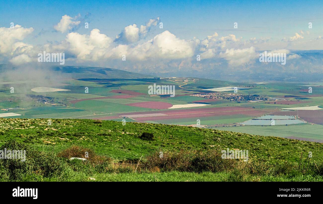 Une vue aérienne d'une journée ensoleillée sur la vallée de Jezreel en Israël Banque D'Images