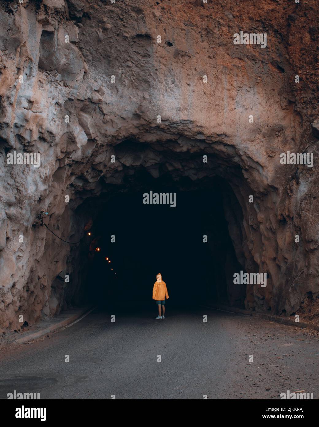 The man in the yellow jacket goes into the tunnel Banque D'Images