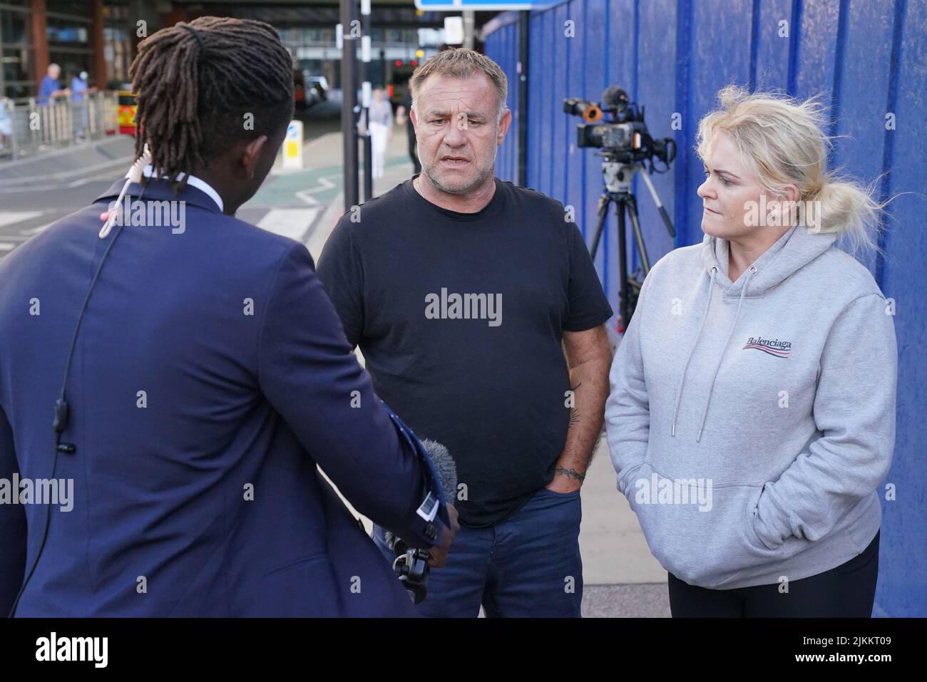 Les parents d'Archie Battersbee, Paul Battersbee (au centre) et Hollie Dance, parlent aux médias à l'extérieur de l'hôpital Royal London à Whitechapel, dans l'est de Londres. Ils ont perdu une tentative de la Cour suprême de retarder le retrait de son traitement de survie en attendant un examen de son cas par un comité de l'ONU. Date de la photo: Mardi 2 août 2022. Banque D'Images