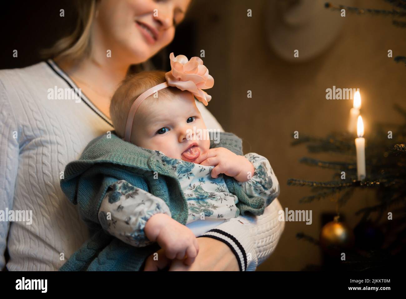Un gros plan d'une femme tenant un bébé Banque D'Images