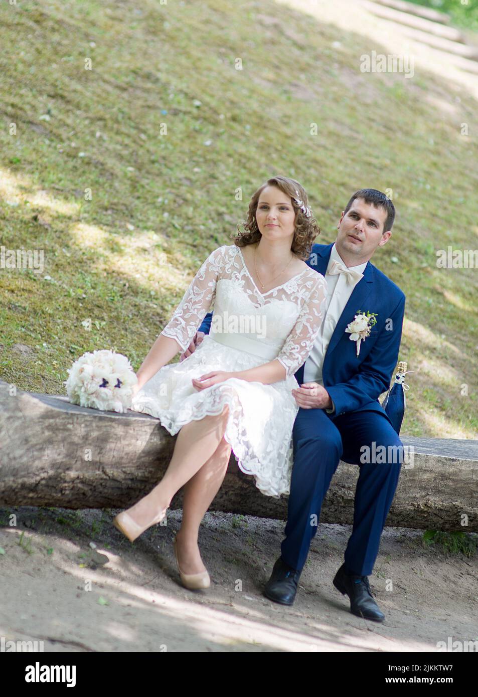 Un jeune couple à la séance photo de mariage dans le parc Banque D'Images