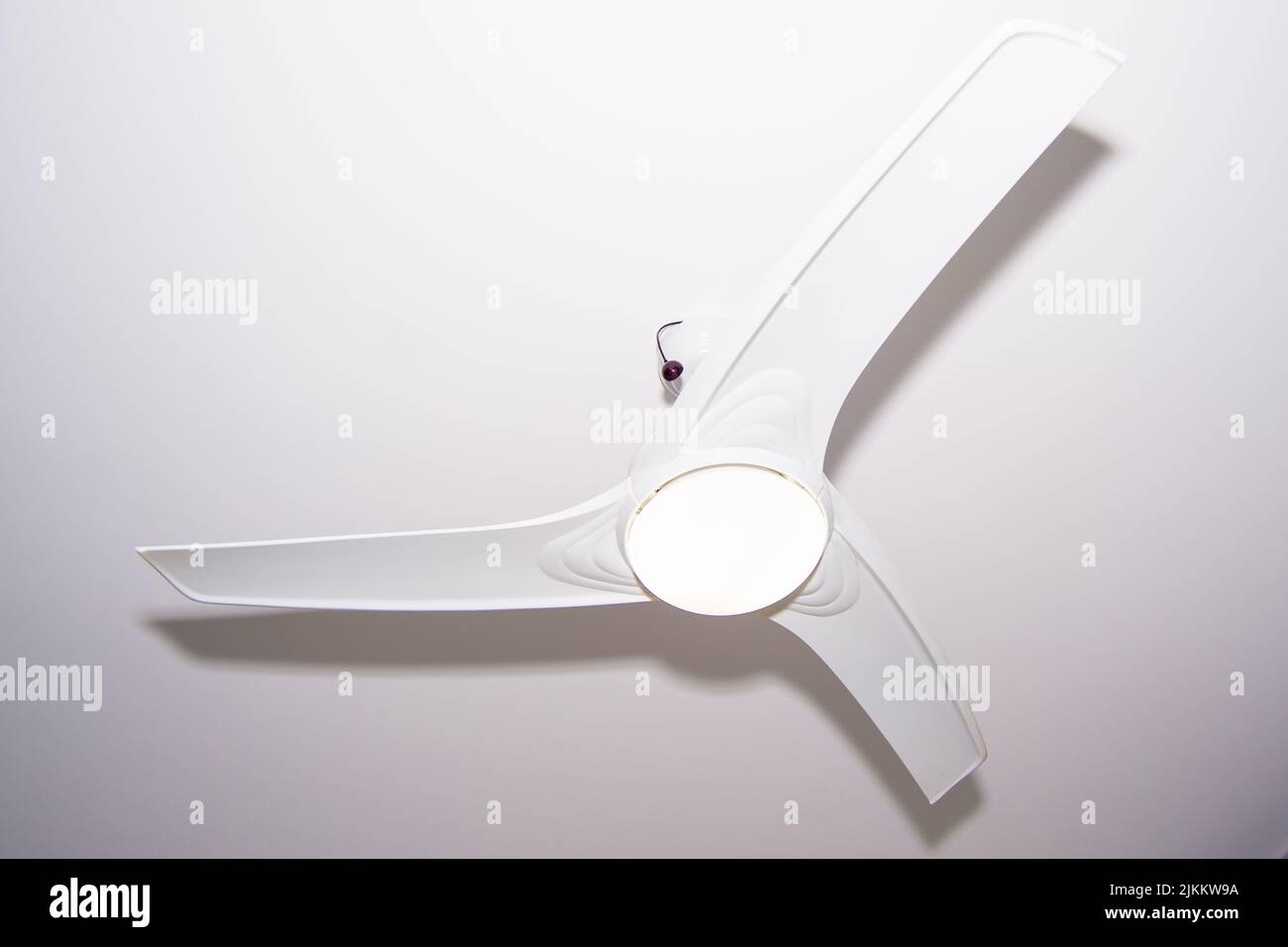 Ventilateur de plafond blanc d'une maison avec fond blanc Banque D'Images