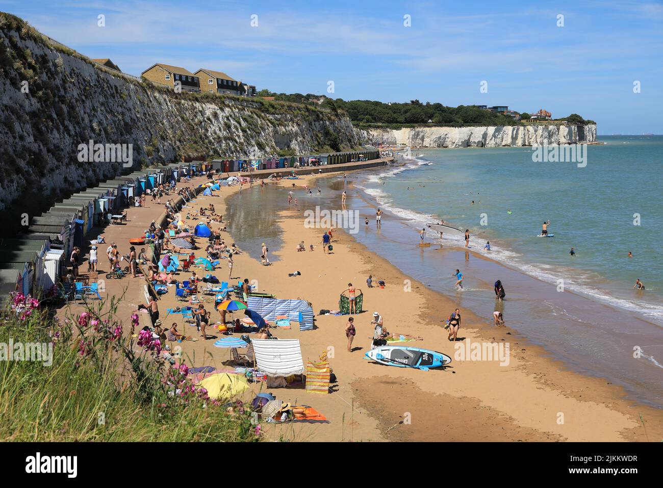 Jolie plage de St Mary's Bay et falaises à Broadescaliers, sur l'île de Thanet, à Kent, Royaume-Uni Banque D'Images