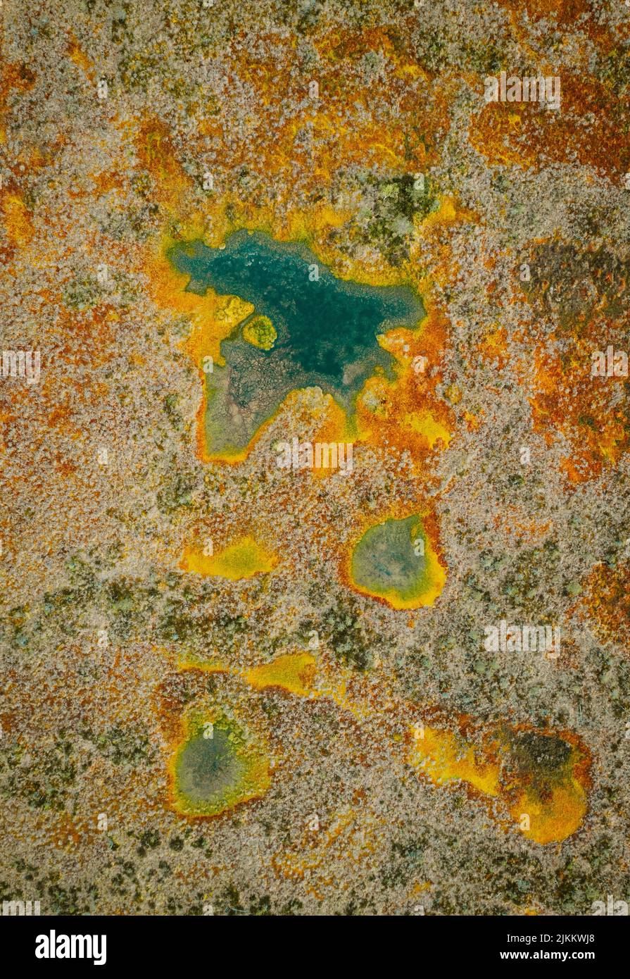 Une photo aérienne d'un petit lac de tourbière dans le champ i Banque D'Images