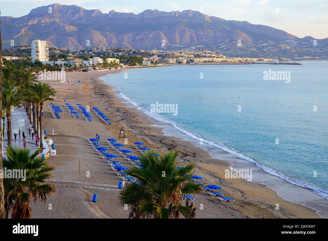 Groupe de personnes pratiquant le yoga le matin sur la plage d'Altea, Alicante, Espagne Banque D'Images