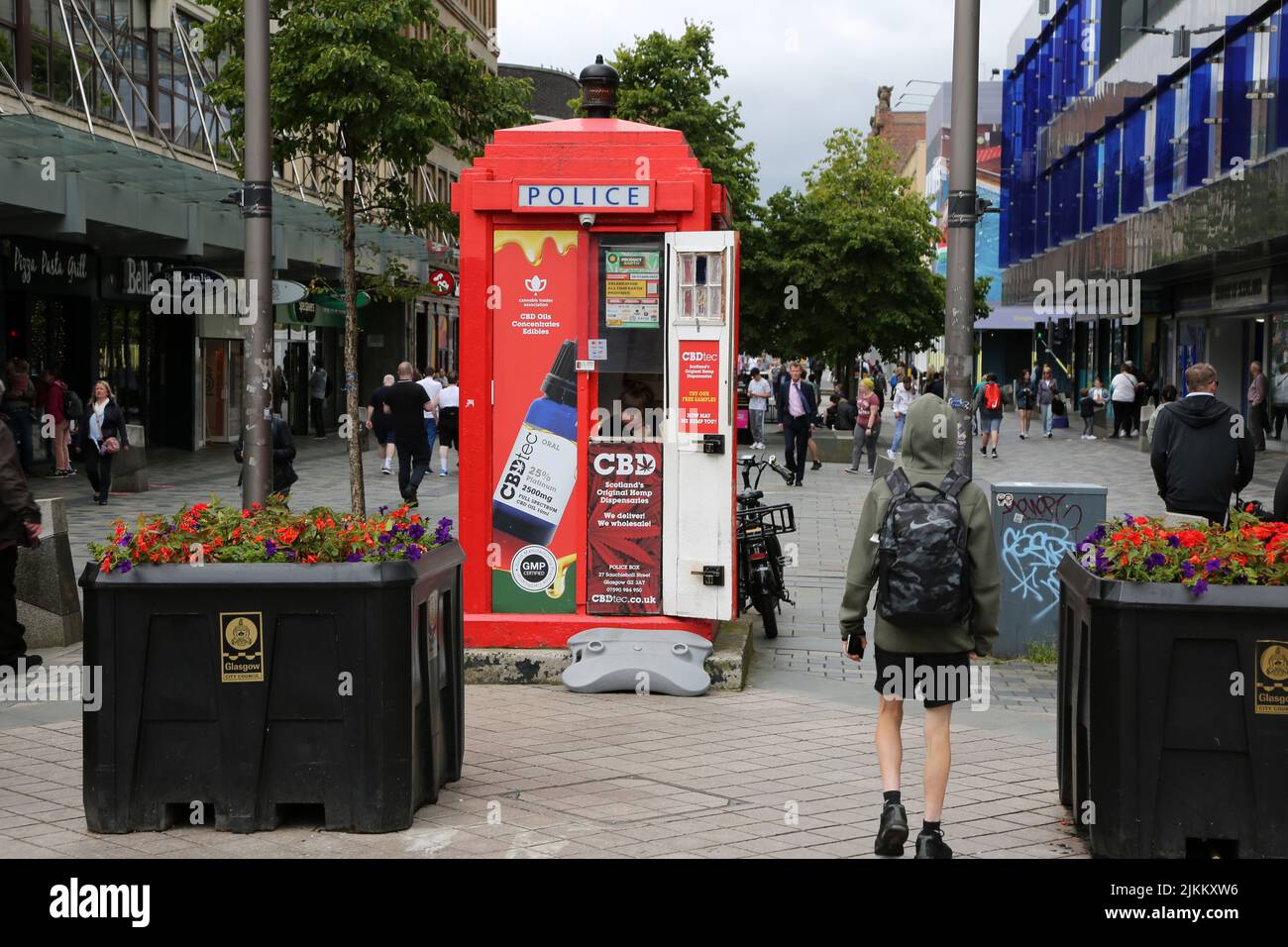 Sauchihall Streett, Glasgow, Écosse, Royaume-Uni. Boîte de police peinte en rouge vif. Maintenant converti en une petite unité de vente au détail vendant des huiles CBD concentre des sédiments. Les dispensaires d'origine de CBDtec en Écosse. Association des métiers du cannabis. Banque D'Images