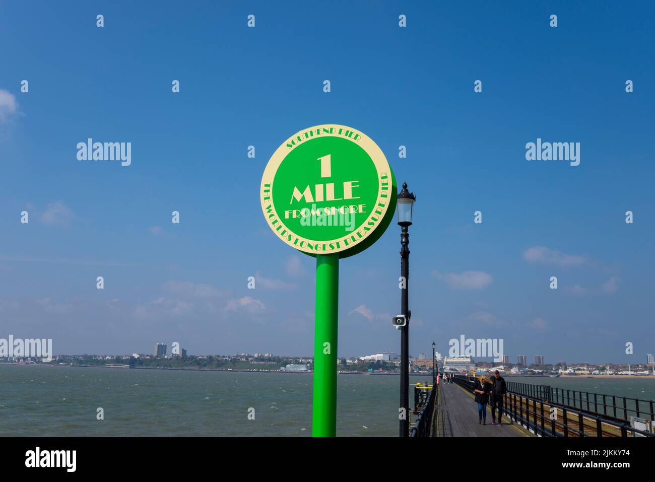Un marqueur de 1,5 kilomètre sur Southend Pier lors d'une journée ensoleillée à Southend on Sea, Essex, Royaume-Uni. panneau à 1,5 kilomètre, avec les personnes qui marchent sur la passerelle Banque D'Images