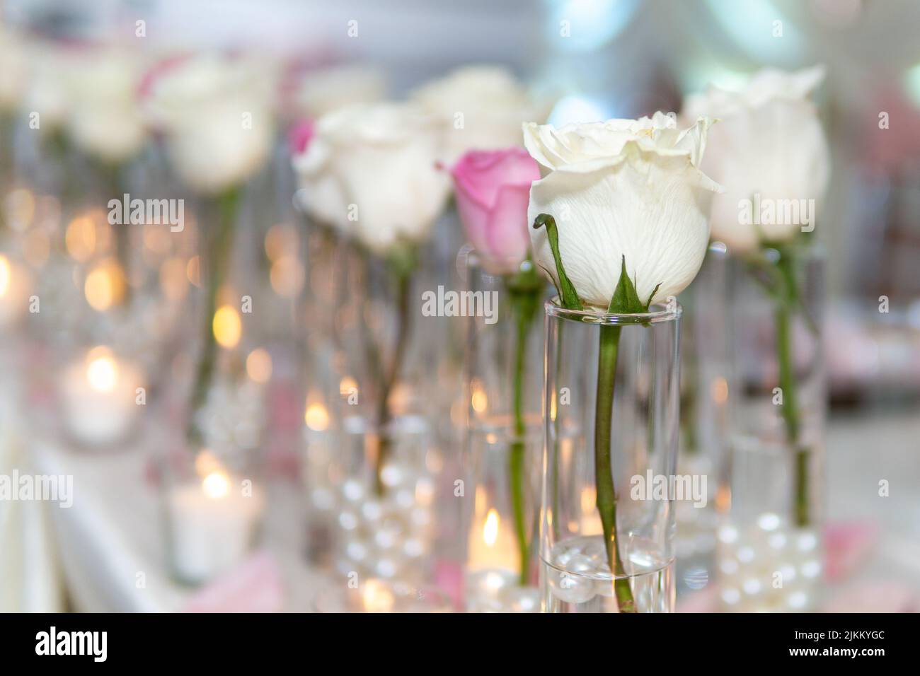 A selective focus shot of wedding decorations with roses and candles Banque D'Images