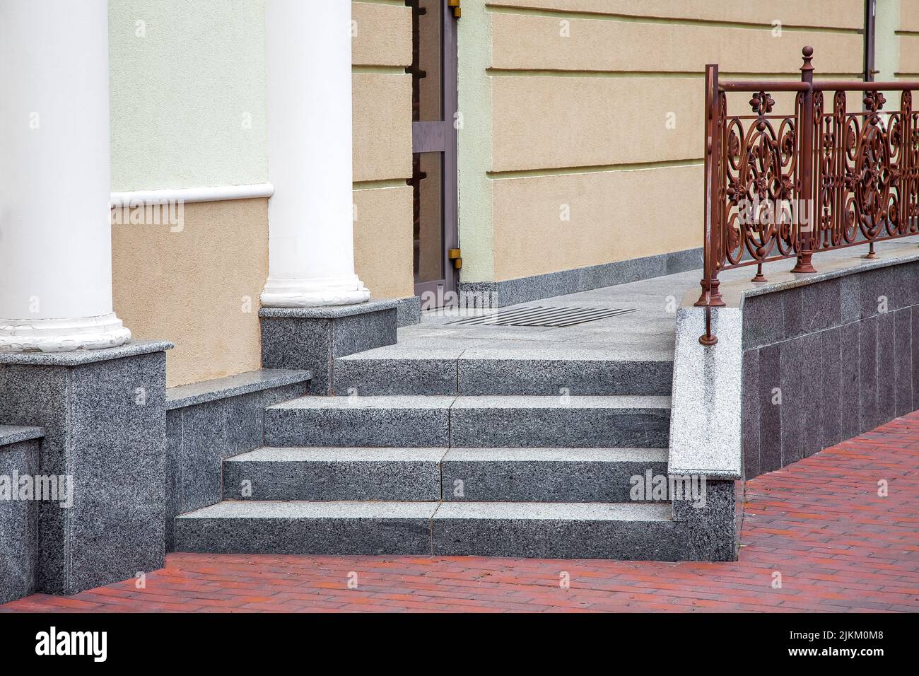 marches menant à un bâtiment de seuil d'escaliers en granit avec une façade en fer balusant près de plâtre avec des colonnes vieille maison de près, personne. Banque D'Images