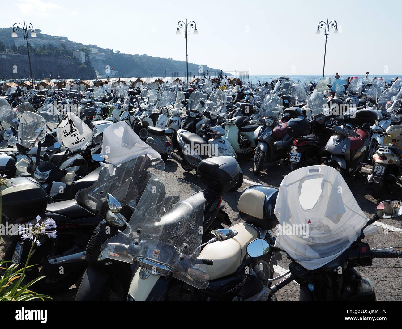 Les scooters sont très populaires en Italie, il s'agit d'un parking pour scooter à Sorrente, Campanie, Italie Banque D'Images