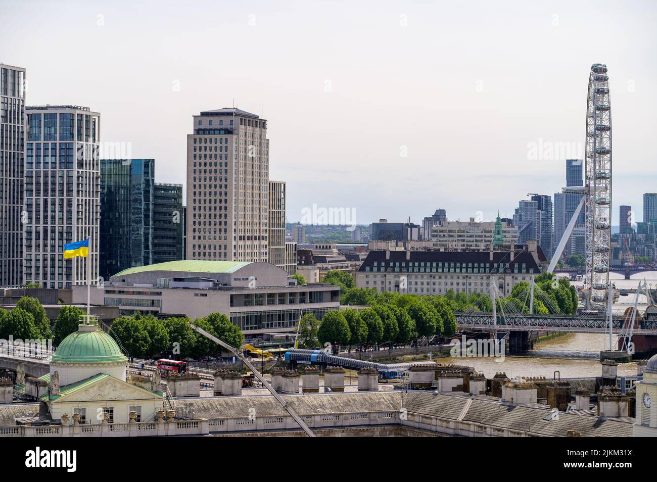 Le Royal Festival Hall, le County Hall, le London Eye et d'autres bâtiments avec drapeau ukrainien au premier plan Banque D'Images
