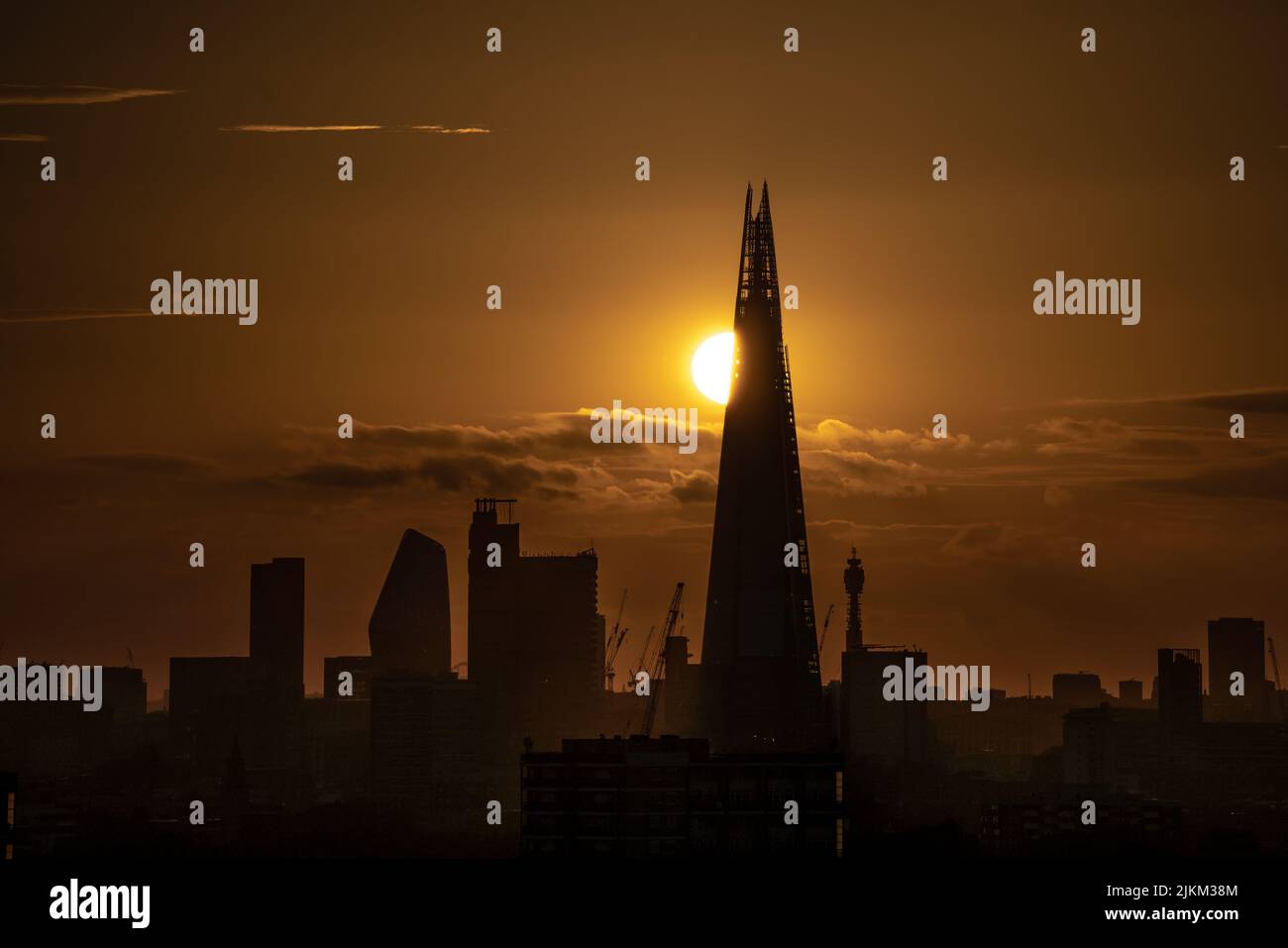 Londres, Royaume-Uni. 2nd août 2022. Météo au Royaume-Uni : coucher de soleil spectaculaire derrière le gratte-ciel de Shard. Credit: Guy Corbishley/Alamy Live News Banque D'Images