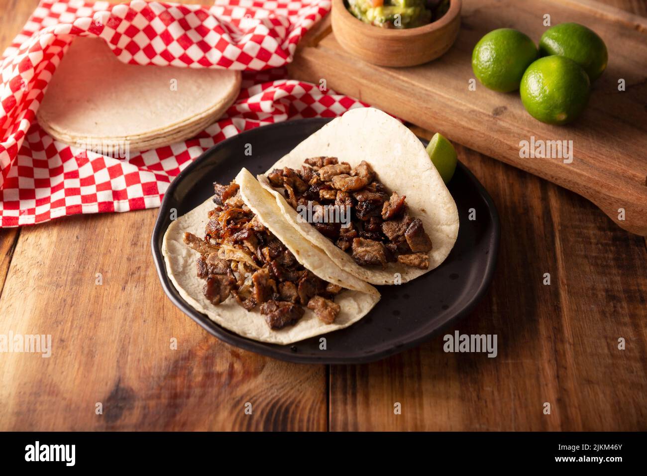 Tacos de Bistec. Viande grillée maison dans une tortilla au maïs. Cuisine de rue du Mexique, traditionnellement accompagnée de coriandre, d'oignon et de sauce épicée ou Banque D'Images