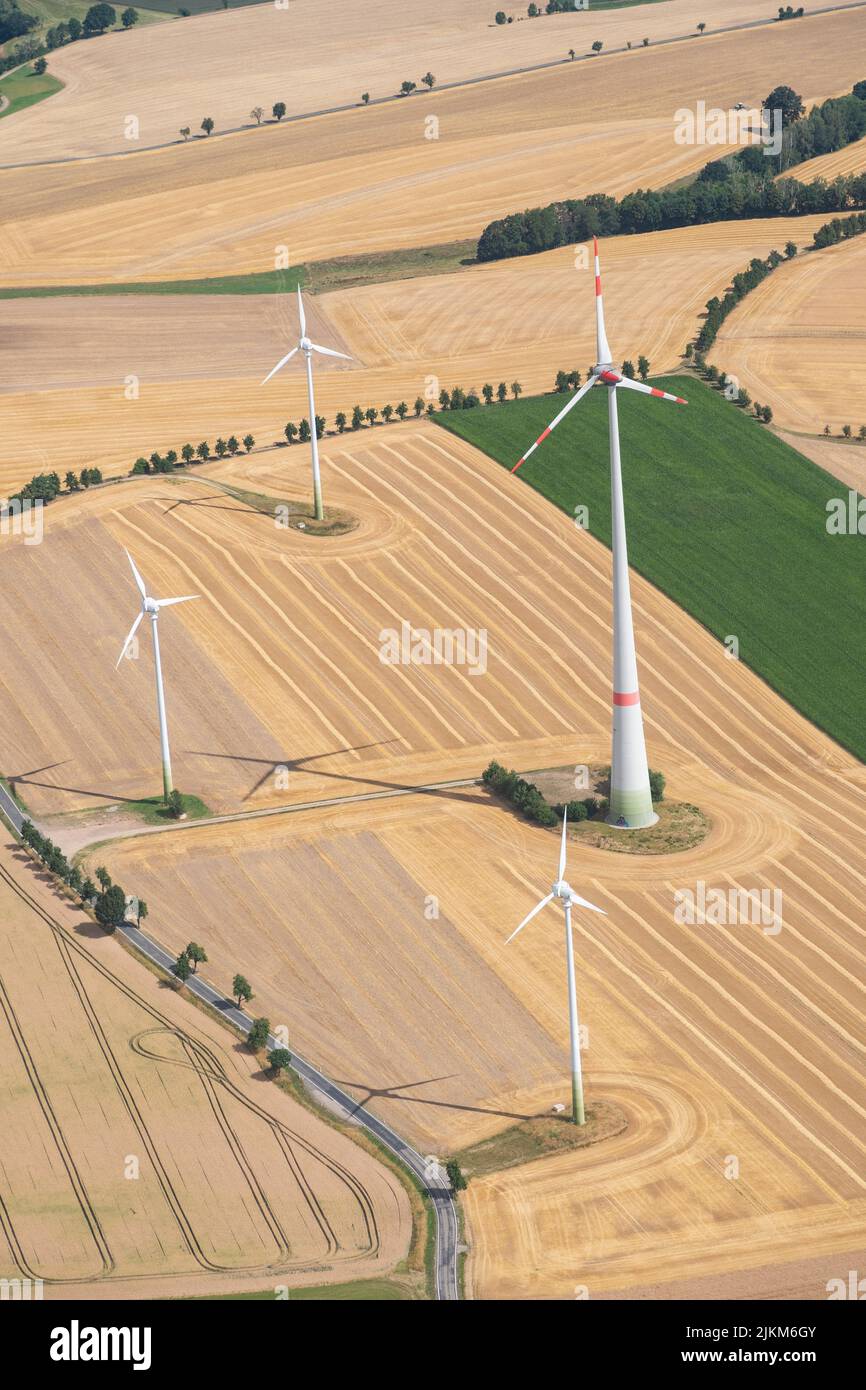 Doebeln, Saxe, Allemagne, 11 juillet 2022 les centrales éoliennes tournent sur un pré vu depuis un petit avion Banque D'Images