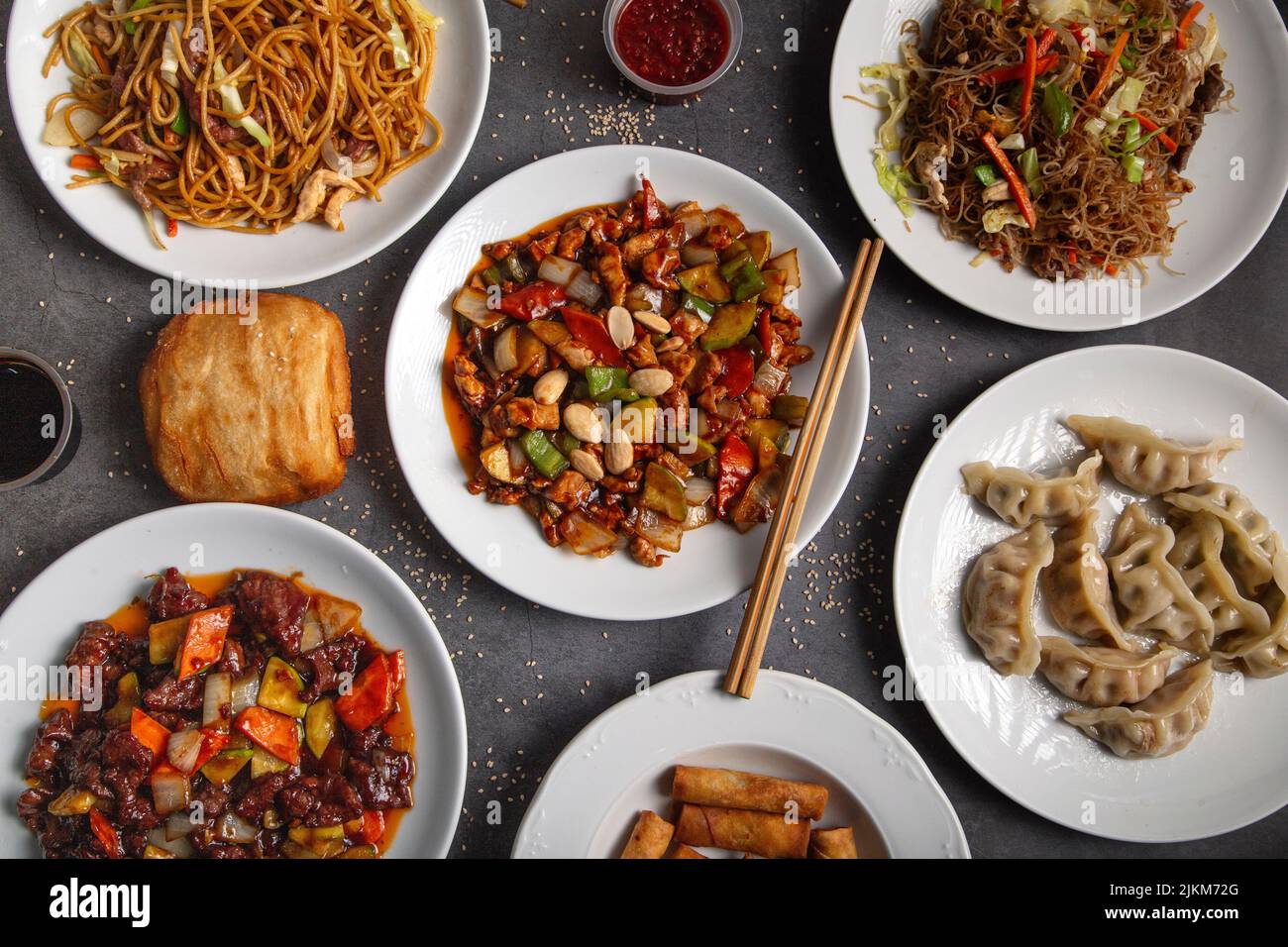 Variété de plats chinois traditionnels. Cuisine asiatique. Vue de dessus, plan d'appartement. Banque D'Images
